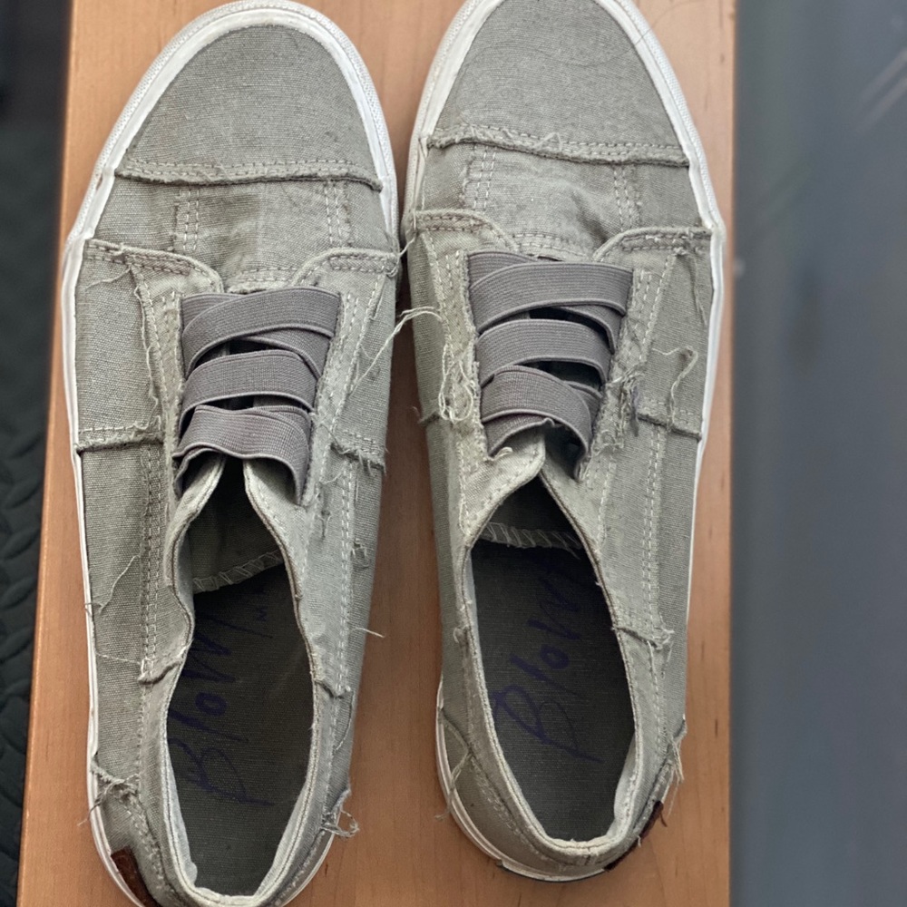 Blowfish Women’s Army green shoes Size 11